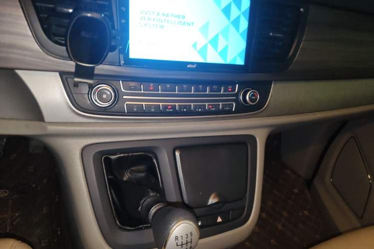 Used SAIC MAXUS G10 2018 PLUS 1.9T Manual Smart Edition Diesel Audio And AC Panel