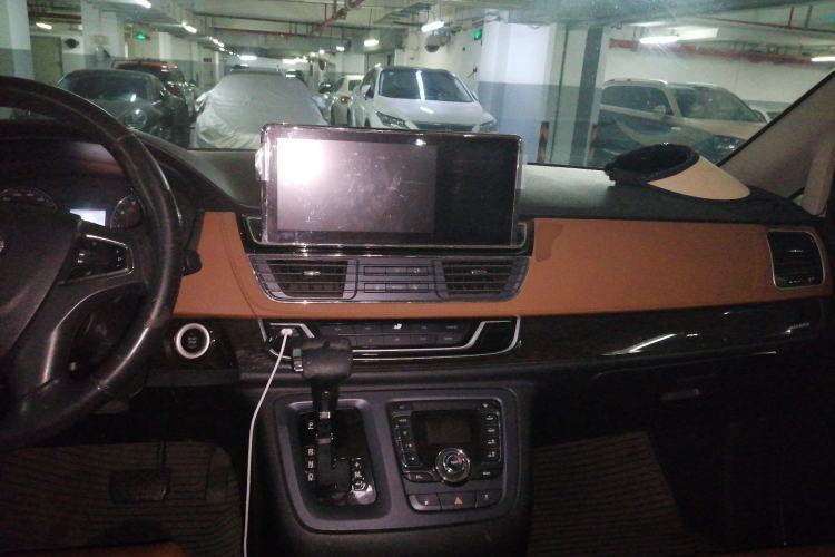 Used SAIC MAXUS G10 2018 PLUS 2.0T Automatic Black Gold Luxury Edition Center Console