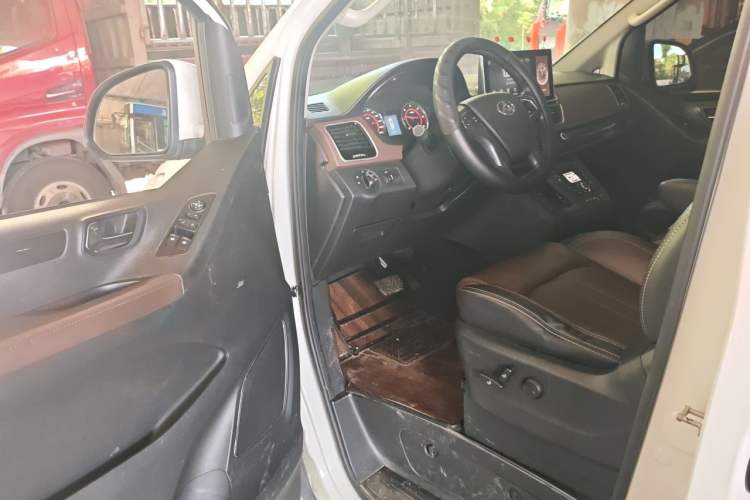 Used SAIC MAXUS G10 2018 PLUS 1.9T Automatic Luxury Executive Edition Diesel Driver Seat