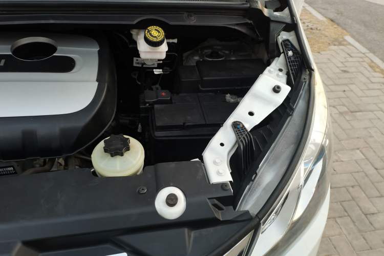 Used SAIC MAXUS G10 2018 PLUS 2.0T Automatic Elite Edition Engine Bay Left