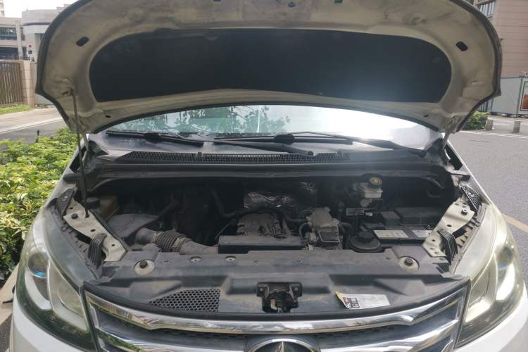 Used SAIC MAXUS G10 2018 PLUS 2.4L Manual Elite Edition Engine Bay