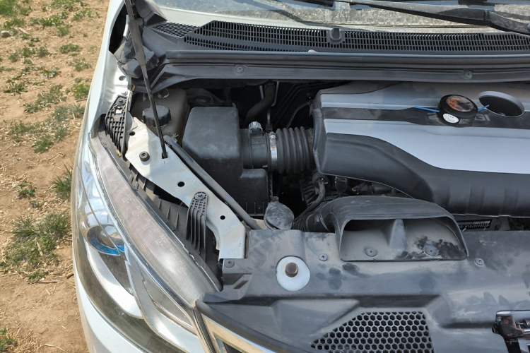 Used SAIC MAXUS G10 2018 PLUS 2.0T Automatic Elite Edition Engine Bay Right