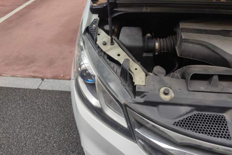 Used SAIC MAXUS G10 2018 PLUS 2.0T Automatic Elite Edition Engine Bay Right