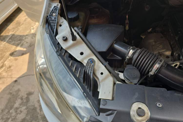 Used SAIC MAXUS G10 2018 PLUS 2.4L Manual Elite Edition Engine Bay Right