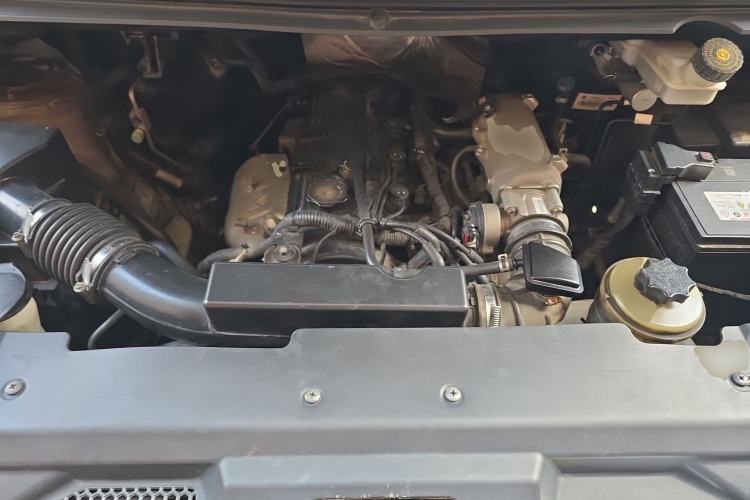 Used SAIC MAXUS G10 2018 PLUS 2.4L Manual Elite Edition Engine Bay