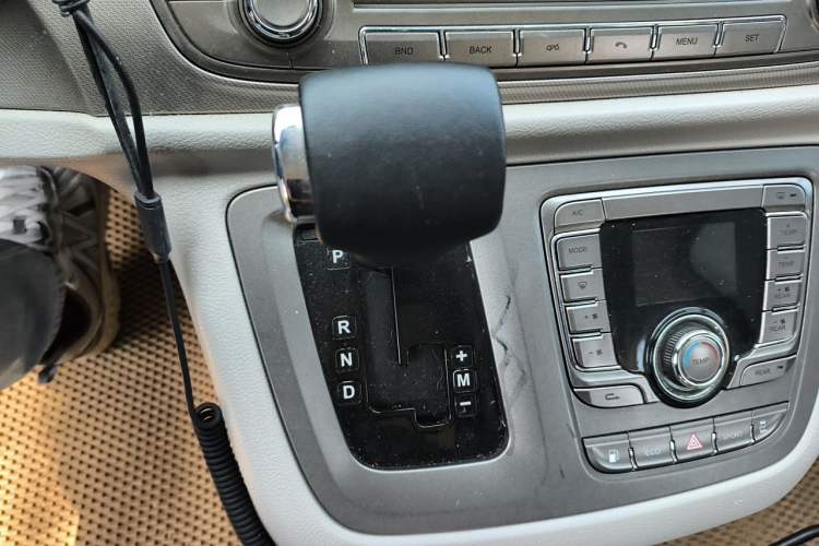 Used SAIC MAXUS G10 2018 PLUS 2.0T Automatic Elite Edition Gear Lever
