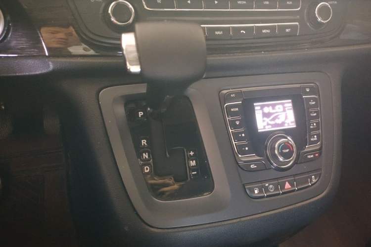 Used SAIC MAXUS G10 2018 PLUS 1.9T Automatic Luxury Executive Edition Diesel Gear Lever
