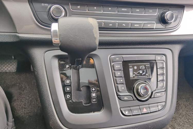 Used SAIC MAXUS G10 2018 PLUS 2.0T Automatic Elite Edition Gear Lever