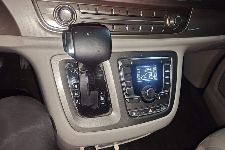 Used SAIC MAXUS G10 2018 PLUS 2.0T Automatic Smart Edition Gear Lever