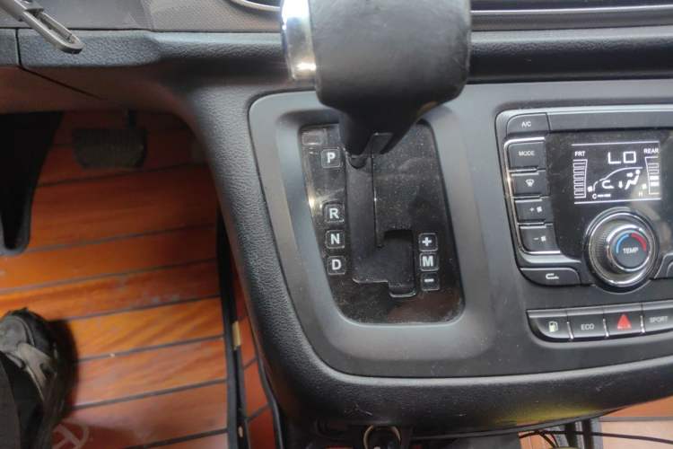 Used SAIC MAXUS G10 2018 PLUS 2.0T Automatic Elite Edition Gear Lever