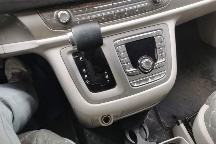 Used SAIC MAXUS G10 2018 PLUS 2.0T Automatic Elite Edition Gear Lever