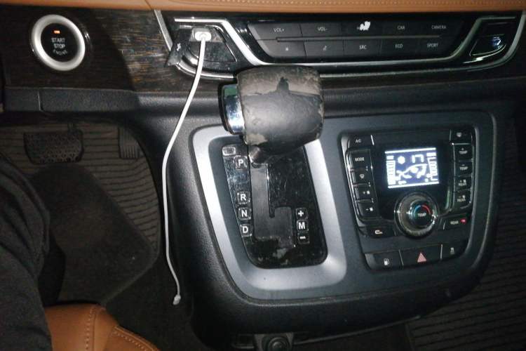 Used SAIC MAXUS G10 2018 PLUS 2.0T Automatic Black Gold Luxury Edition Gear Lever