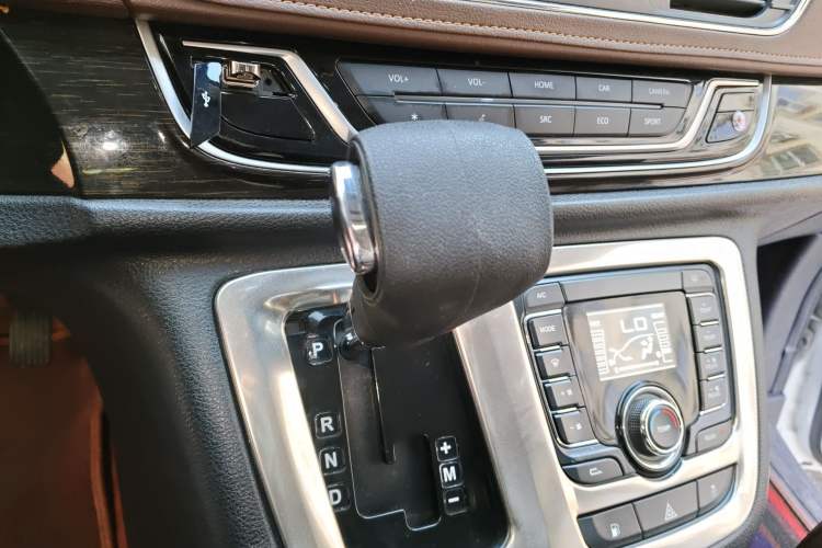 Used SAIC MAXUS G10 2018 PLUS 2.0T Automatic Luxury Executive Edition Gear Lever