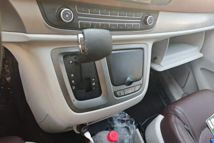 Used SAIC MAXUS G10 2018 PLUS 2.0T Automatic Elite Edition Gear Lever