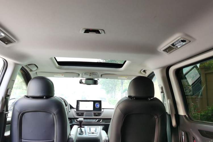 Used SAIC MAXUS G10 2018 PLUS 2.0T Automatic Luxury Edition Interior 4