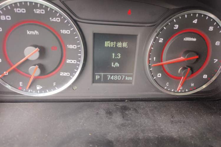 Used SAIC MAXUS G10 2018 PLUS 2.0T Automatic Black Gold Luxury Edition Odometer Close Up