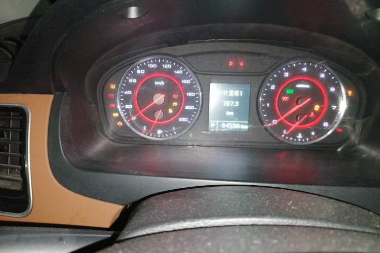 Used SAIC MAXUS G10 2018 PLUS 2.0T Automatic Black Gold Luxury Edition Odometer Close Up