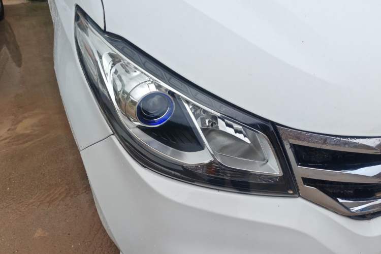 Used SAIC MAXUS G10 2018 PLUS 1.9T Manual Elite Edition Diesel Right Front Headlight