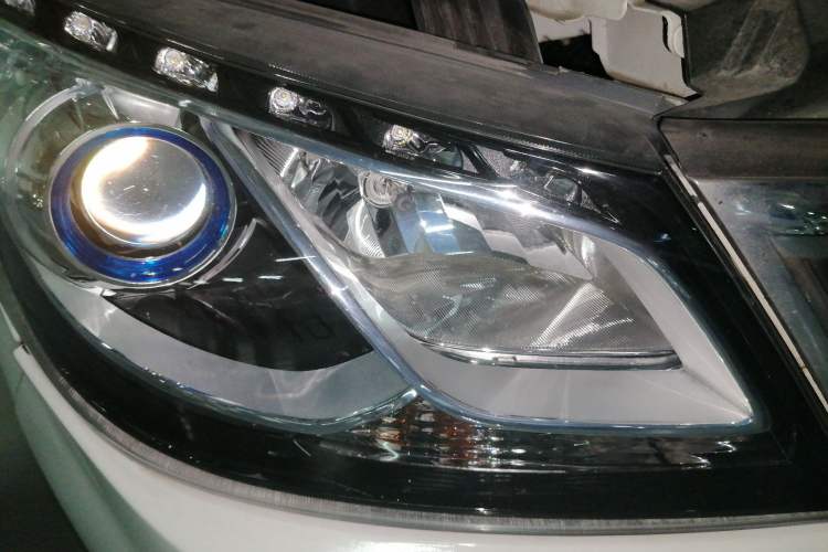 Used SAIC MAXUS G10 2018 PLUS 2.0T Automatic Black Gold Luxury Edition Right Front Headlight