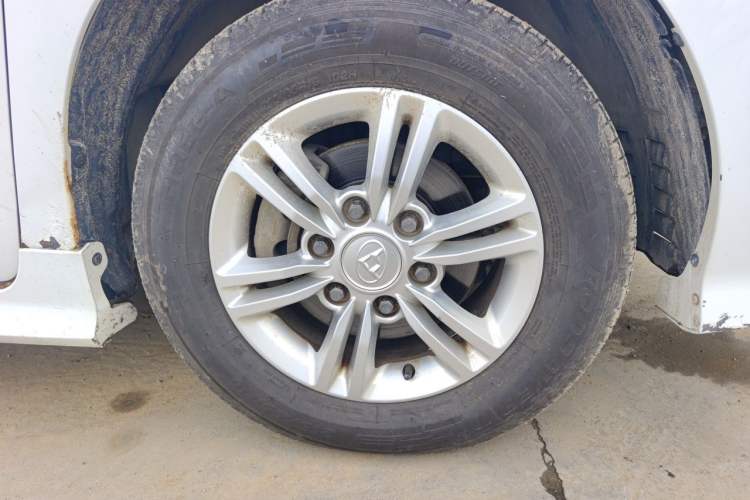 Used SAIC MAXUS G10 2018 PLUS 2.0T Automatic Elite Edition Right Front Wheel Hub