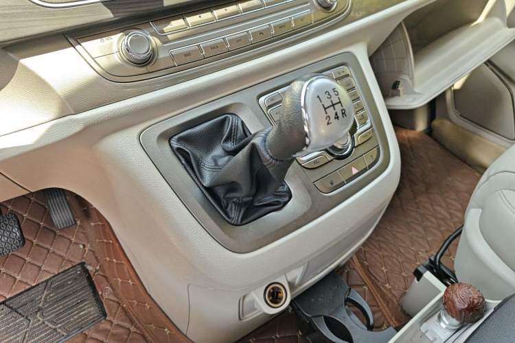 Used SAIC MAXUS G10 2018 PLUS 2.4L Manual Elite Edition Gear Lever