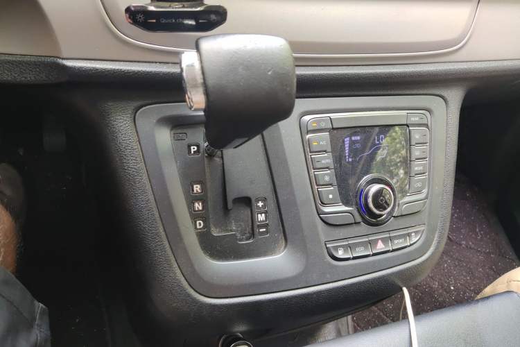 Used SAIC MAXUS G10 2019 Facelift PLUS 2.0T Automatic Smart Edition China VI Standard Gear Lever