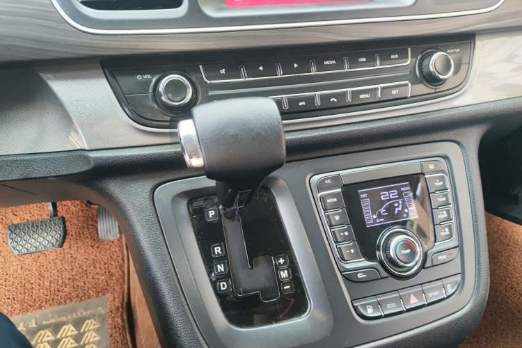 Used SAIC MAXUS G10 2019 Facelift PLUS 2.0T Automatic Elite Edition China VI Gear Lever
