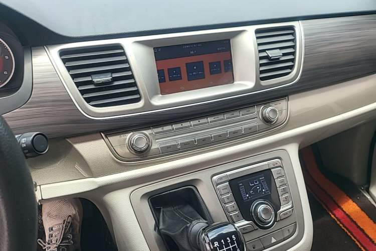 Used SAIC MAXUS G10 2019 PLUS 1.9T Manual Elite Edition Diesel China V Standard Audio And AC Panel
