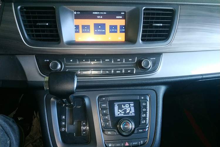 Used SAIC MAXUS G10 2019 Facelift PLUS 2.0T Automatic Elite Edition China VI Audio And AC Panel