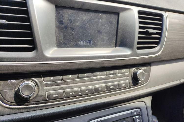 Used SAIC MAXUS G10 2019 PLUS 1.9T Manual Elite Edition Diesel China V Standard Audio And AC Panel