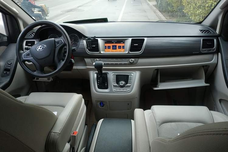 Used SAIC MAXUS G10 2019 Facelift PLUS 2.0T Automatic Elite Edition China VI Center Console