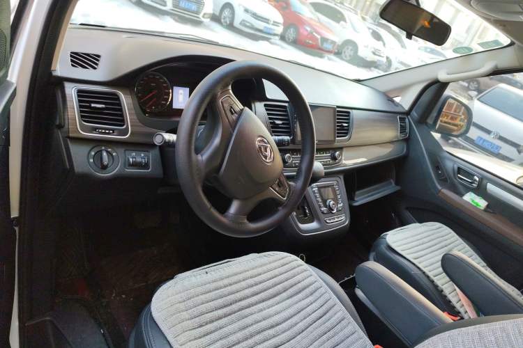 Used SAIC MAXUS G10 2019 Facelift PLUS 2.0T Automatic Elite Edition China VI Center Console