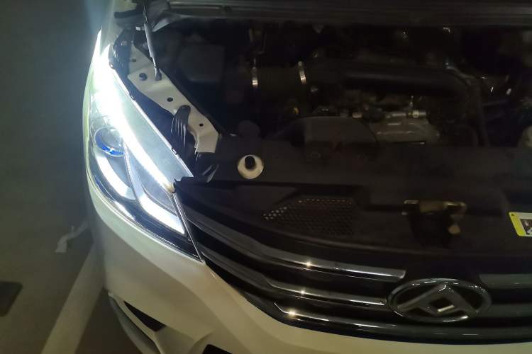 Used SAIC MAXUS G10 2019 Facelift PLUS 2.0T Automatic Smart Edition China VI Standard Engine Bay Right