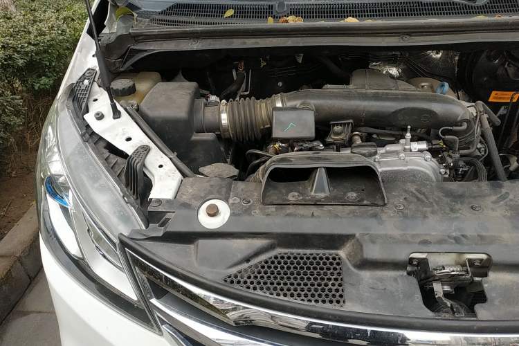 Used SAIC MAXUS G10 2019 Facelift PLUS 2.0T Automatic Elite Edition China VI Engine Bay Right