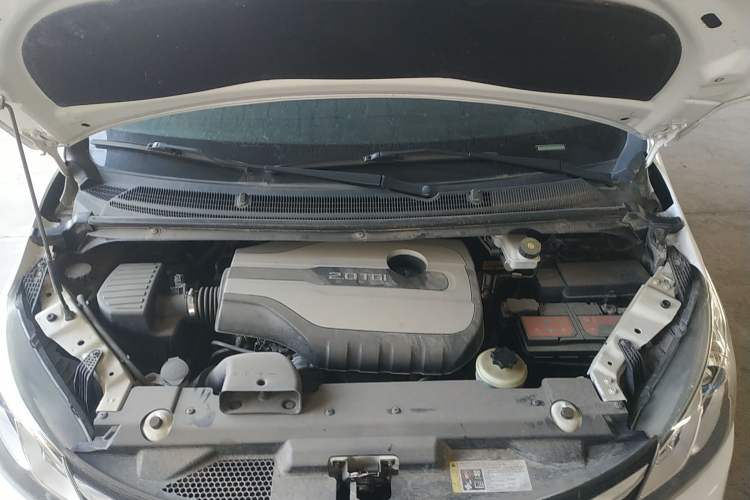 Used SAIC MAXUS G10 2019 Facelift PLUS 2.0T Automatic Elite Edition China VI Engine Bay