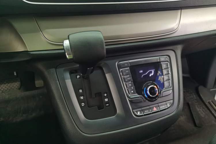 Used SAIC MAXUS G10 2019 Facelift PLUS 2.0T Automatic Smart Edition China VI Standard Gear Lever