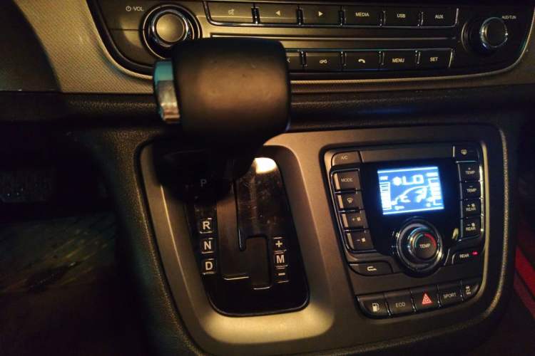 Used SAIC MAXUS G10 2019 Facelift PLUS 2.0T Automatic Elite Edition China VI Gear Lever