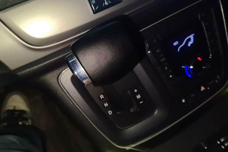 Used SAIC MAXUS G10 2019 Facelift PLUS 2.0T Automatic Smart Edition China VI Standard Gear Lever