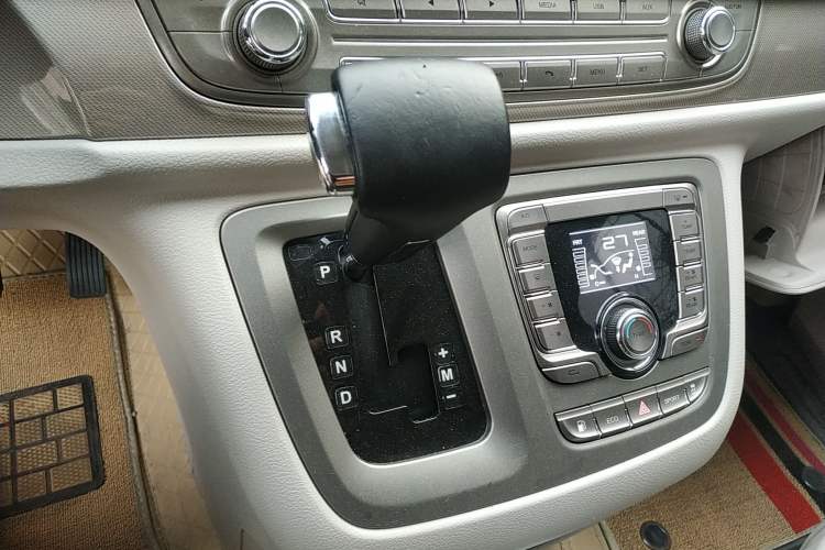 Used SAIC MAXUS G10 2019 Facelift PLUS 2.0T Automatic Elite Edition China VI Gear Lever
