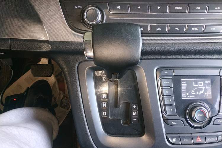Used SAIC MAXUS G10 2019 Facelift PLUS 2.0T Automatic Elite Edition China VI Gear Lever