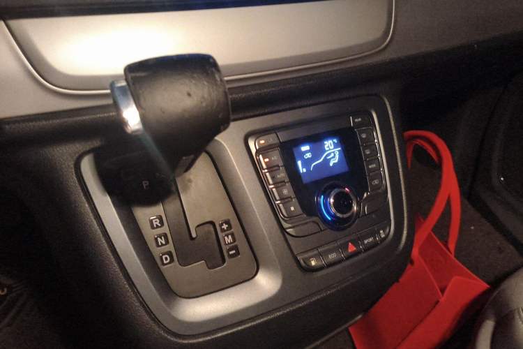 Used SAIC MAXUS G10 2019 Facelift PLUS 2.0T Automatic Smart Edition China VI Standard Gear Lever