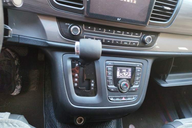 Used SAIC MAXUS G10 2019 Facelift PLUS 2.0T Automatic Elite Edition China VI Gear Lever
