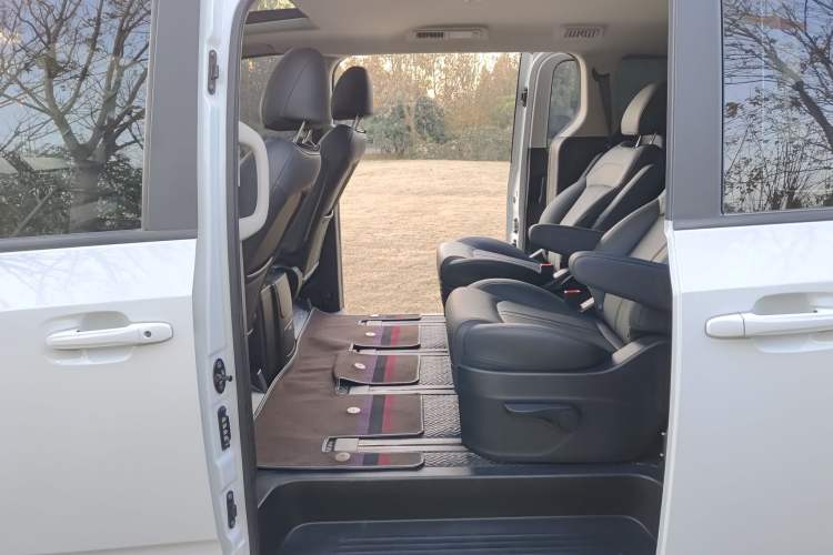 Used SAIC MAXUS G10 2019 Facelift PLUS 2.0T Automatic Elite Edition China VI Interior 11