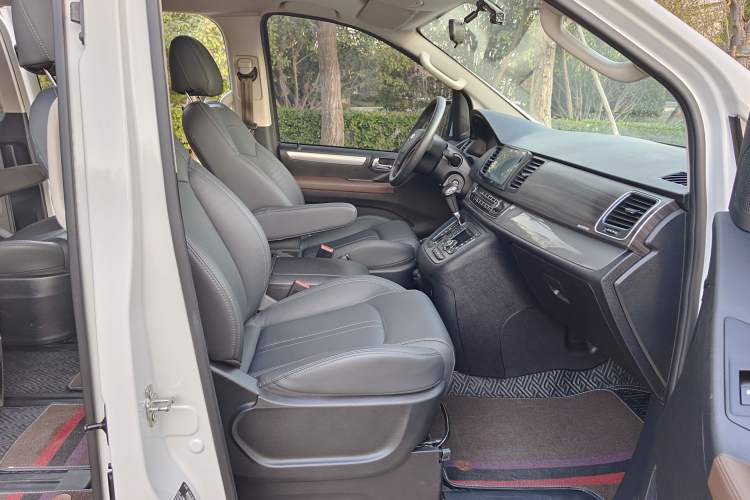 Used SAIC MAXUS G10 2019 Facelift PLUS 2.0T Automatic Elite Edition China VI Interior 12