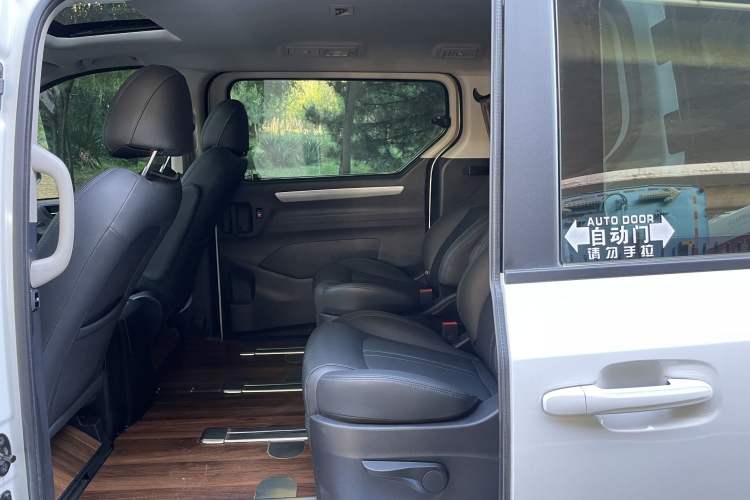 Used SAIC MAXUS G10 2019 Facelift PLUS 2.0T Automatic Elite Edition China VI Interior 3