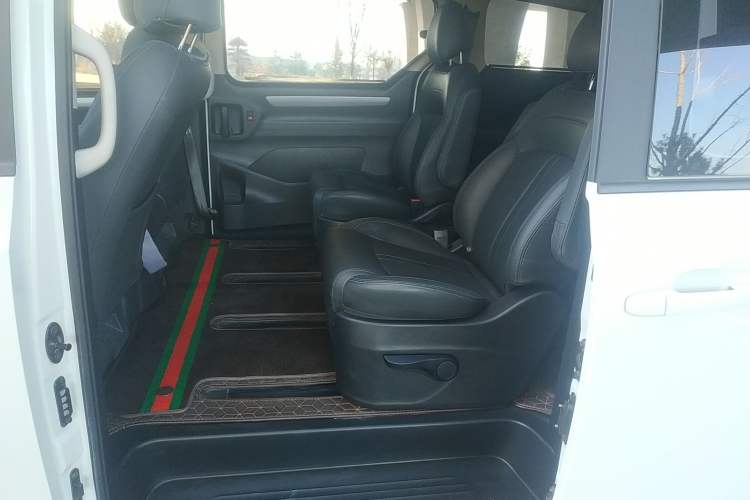 Used SAIC MAXUS G10 2019 Facelift PLUS 2.0T Automatic Elite Edition China VI Left Rear Seat