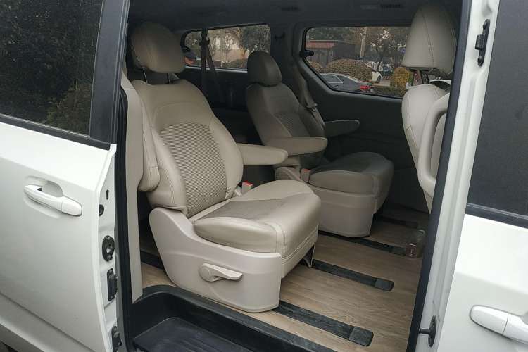 Used SAIC MAXUS G10 2019 Facelift PLUS 2.0T Automatic Elite Edition China VI Left Rear Seat