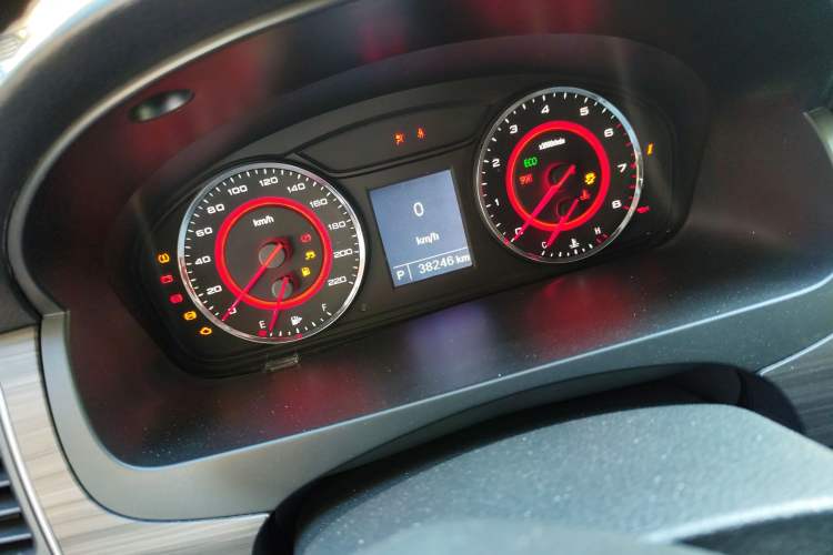 Used SAIC MAXUS G10 2019 Facelift PLUS 2.0T Automatic Elite Edition China VI Odometer Close Up