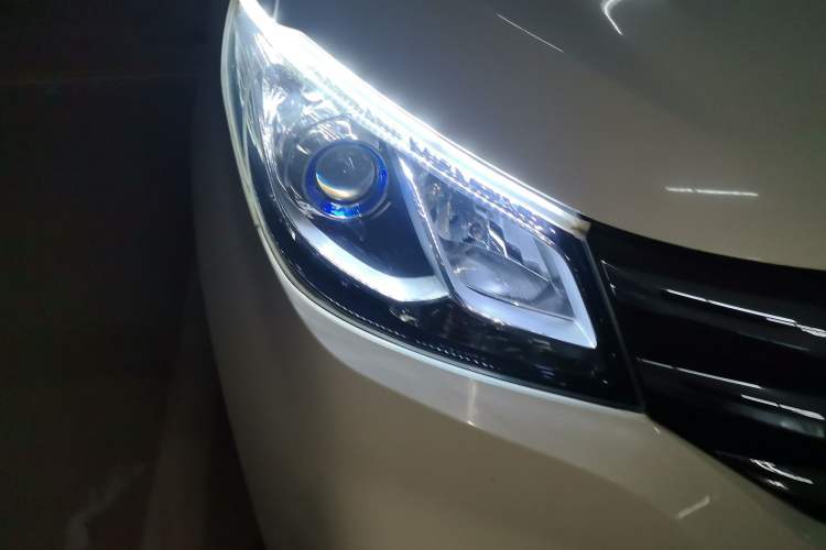 Used SAIC MAXUS G10 2019 Facelift PLUS 2.0T Automatic Smart Edition China VI Standard Right Front Headlight