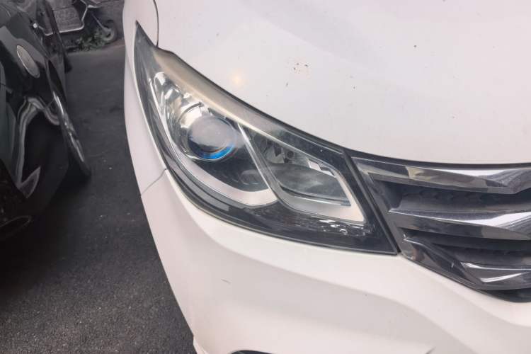 Used SAIC MAXUS G10 2019 PLUS 2.0T Automatic Smart Edition China V Standard Right Front Headlight